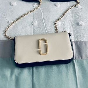 Marc Jacobs crossbody excellent condition! No marks ir scratches. Black/beige